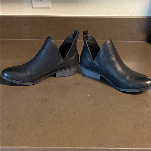 Universal Thread Booties - Picture 2 of 3